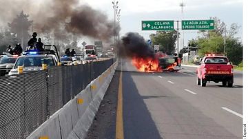 Bloquean con autos incendiados carretera en Guanajuato.