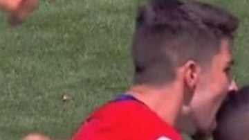 El brasileño Vinicius Jr. del Real Madrid Castilla sufrió una agresión lamentable.