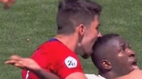 El brasileño Vinicius Jr. del Real Madrid Castilla sufrió una agresión lamentable.