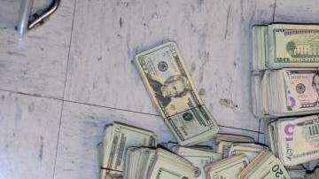 Las autoridades confiscaron el dinero.