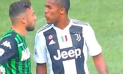 El brasileño Douglas Costa perdió la cabeza.