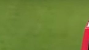 Jugadores del Flamengo y el Vasco da Gama empujan una ambulancia en la cancha.