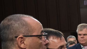 Fred Guttenberg intenta estrechar la mano de Brett Kavanough. SAUL LOEB/AFP/Getty Images
