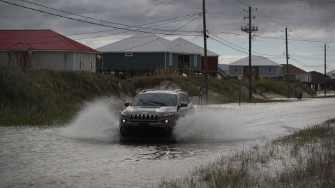 La tormenta Gordon inunda ya las calles en la isla Dauphin en Alabama.