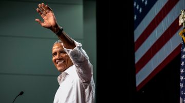 Barack Obama saluda al público en un mitin de campaña en Anaheim.