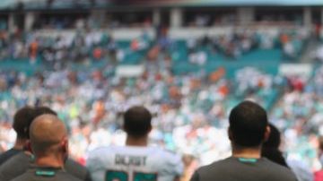 Kenny Stills y Albert Wilson de los Miami Dolphins se hincaron durante el himno.  (Foto: Marc Serota/Getty Images)