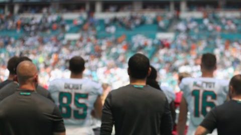 Kenny Stills y Albert Wilson de los Miami Dolphins se hincaron durante el himno.  (Foto: Marc Serota/Getty Images)