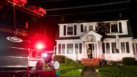 bomberos inspeccionan viviendas tras las explosiones de gas en North Andover.