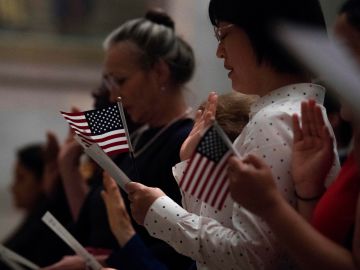 La lotería de visas otorga green cards y es un camino a la naturalización.