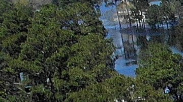 Las inundaciones aíslan a vecindarios en Carolina del Norte.