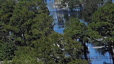 Las inundaciones aíslan a vecindarios en Carolina del Norte.