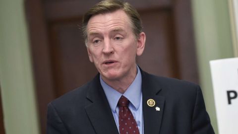 Paul Gosar acusó a sus hermanos de no importarles la familia.