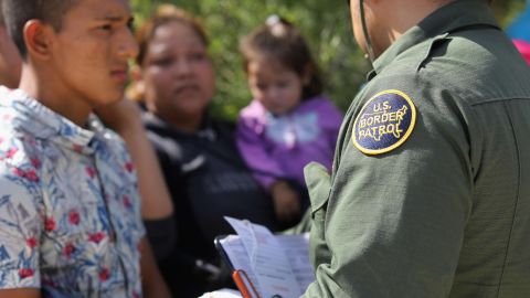 Los agentes fronterizos mantienen la política de "cero tolerancia", pero sin separar a los niños de sus padres.