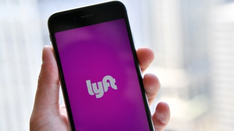 Lyft tiene una aplicación para teléfonos.