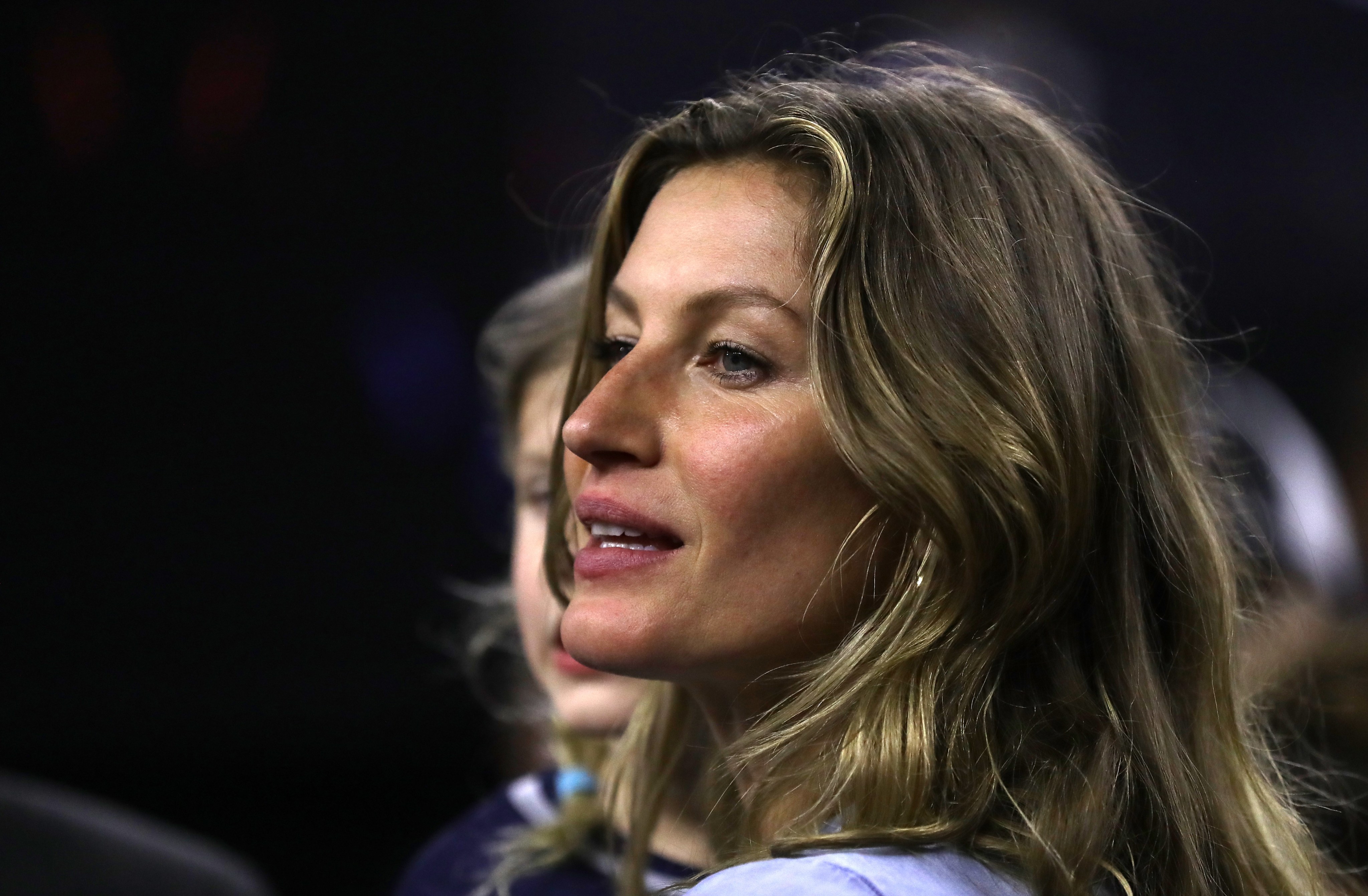 La esposa de Tom Brady, Gisele Bundchen, contempló el suicidio - La Opinión