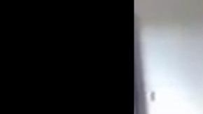 El joven comenzó a agredir a su compañera.