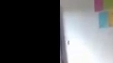 El joven comenzó a agredir a su compañera.