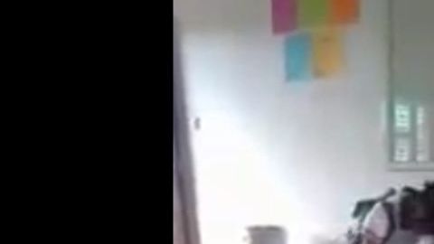 El joven comenzó a agredir a su compañera.