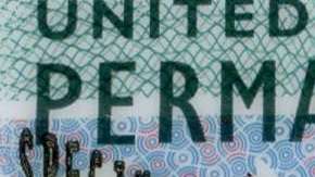 Las autoridades migratorias buscan endurecer el proceso para inmigrantes legales.