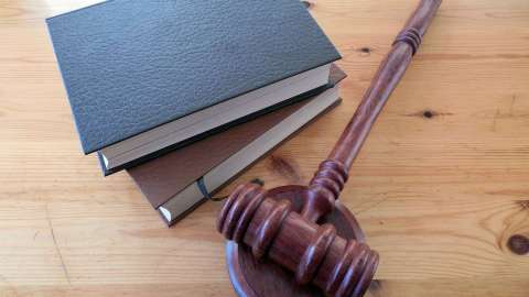 Demandan a exalcalde Riordan.