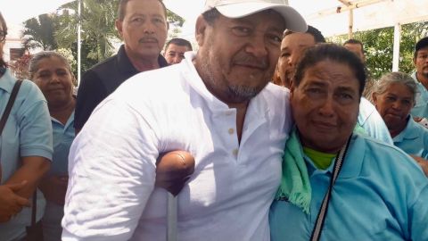 Hernán Otoniel con su madre durante su primer encuentro en Honduras.