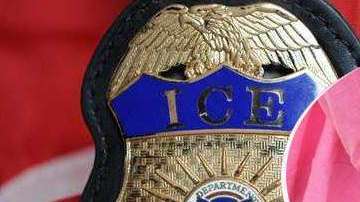 ICE pidió a autoridades de Colorado mantener retenida a la mujer.