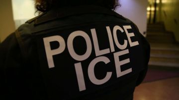 ICE mantiene sus redadas contra indocumentados.
