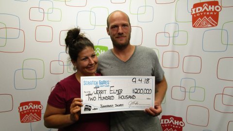 Jerrit Elmer y su esposa celebran su buena suerte en la lotería.