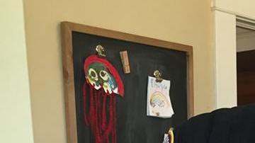 El oficial de policía con el bebé que acaba de adoptar.