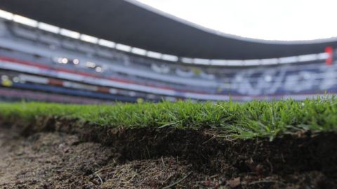 Aspecto del pasto de la cancha del estadio Azteca. (Foto: Imago7/Alejandra Suárez)