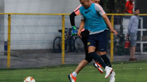 Agustín Marchesín patea a Arturo Sánchez, durante el entrenamiento del América. (Foto: Imago7/Rafael Vadillo)