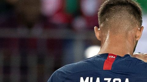 El mexicano Lainez (casi fuera de cuadro) fue minimizado por el estadounidense Matt Miazga. (Foto: Imago7/Etzel Espinosa)