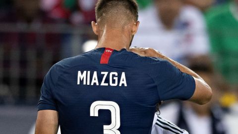 El mexicano Lainez (casi fuera de cuadro) fue minimizado por el estadounidense Matt Miazga. (Foto: Imago7/Etzel Espinosa)