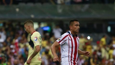 Jugadores de Chivas festejan el empate ante América en el estadio Azteca. (Foto: Imago7/Alejandra Suárez)