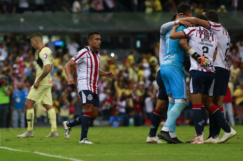 Jugadores de Chivas festejan el empate ante América en el estadio Azteca. (Foto: Imago7/Alejandra Suárez)