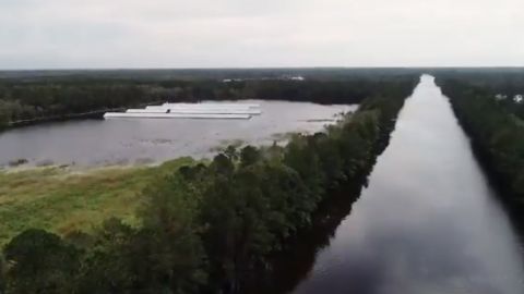 El agua cubre la carretera Interestatal 40 en Wilmington, Carolina del Norte.
