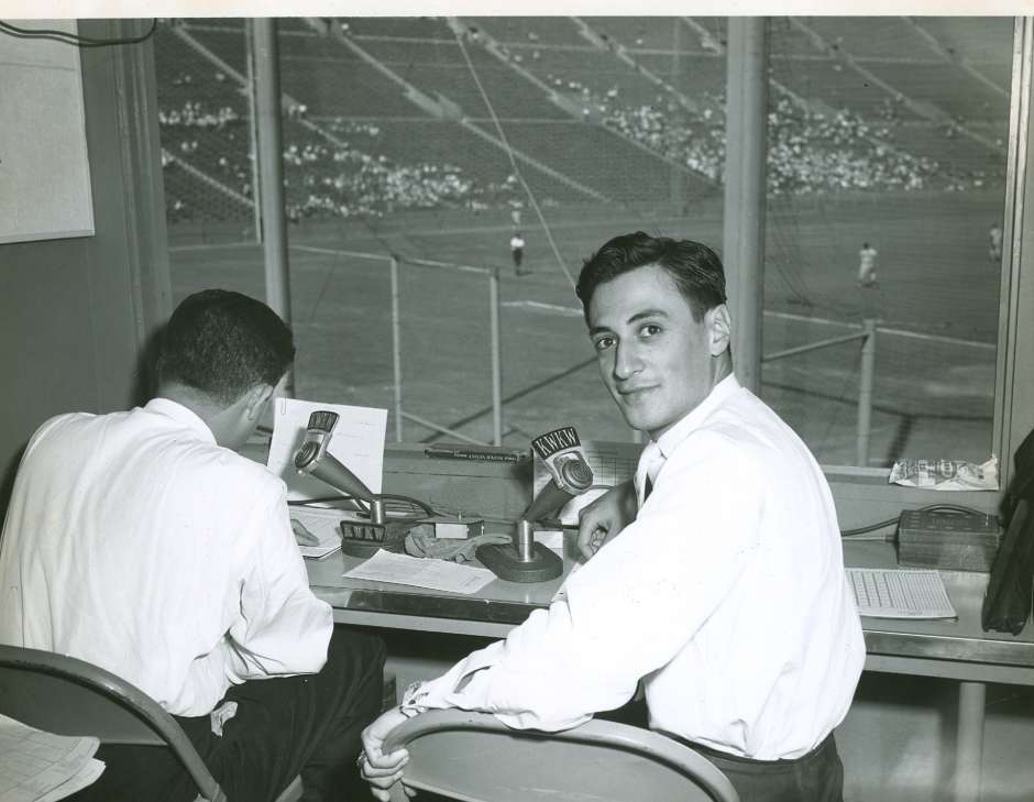 Jarrín en sus inicios con los Dodgers en el Memorial Coliseum.