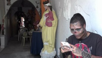 El joven no titubeó en recurrir a cirugías para cambiar su apariencia.