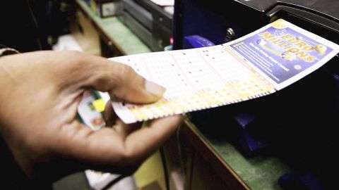 Un boleto de lotería ganador.