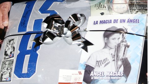 López Obrador recibió de regalo el uniforme de Sultanes, un libro y dos películas