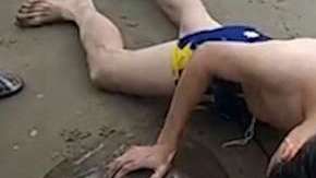 Los bomberos, finalmente, lograron liberar al hombre de la mantarraya.