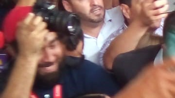 Diego Armando Maradona fue recibido por una multitud en el aeropuerto de Culicán