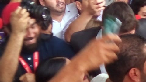 Diego Armando Maradona fue recibido por una multitud en el aeropuerto de Culicán