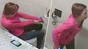 Una mujer acusada de prostitución huye de la celda.
