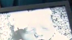 Una mujer encuentra una tarjeta de regalo en una gasolinera.