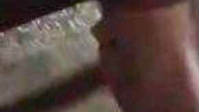 Un jugador de fútbol universitario le regala sus zapatillas a un homeless .