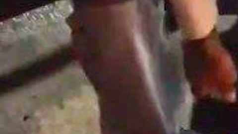 Un jugador de fútbol universitario le regala sus zapatillas a un homeless .