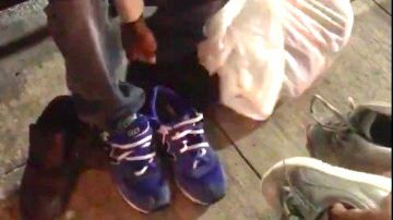 Un jugador de fútbol universitario le regala sus zapatillas a un homeless .