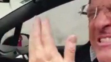 El rostro de Miguel Herrera tras pegarle a su costoso auto con una banqueta.