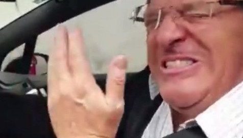 El rostro de Miguel Herrera tras pegarle a su costoso auto con una banqueta.